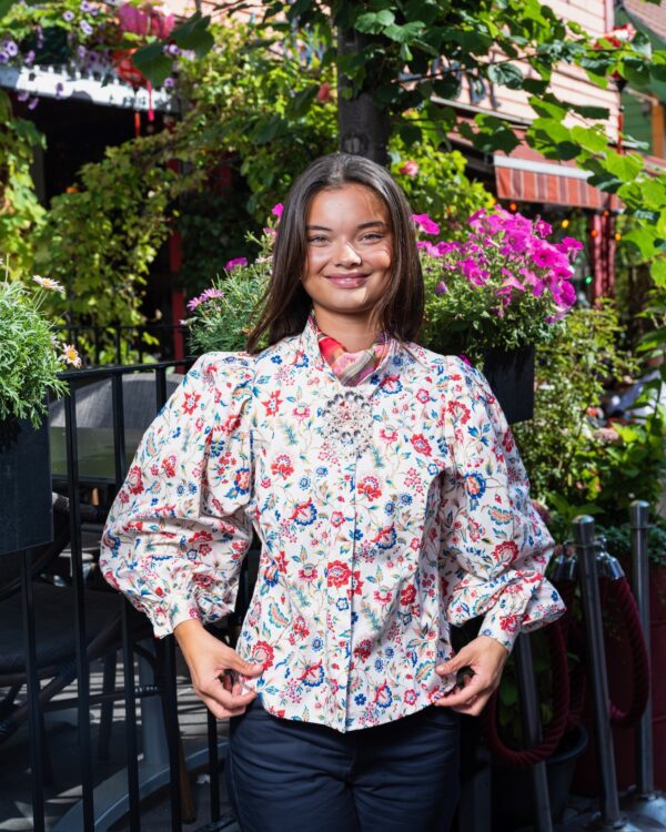 hvit silkeskjorte med farget blomstermønster