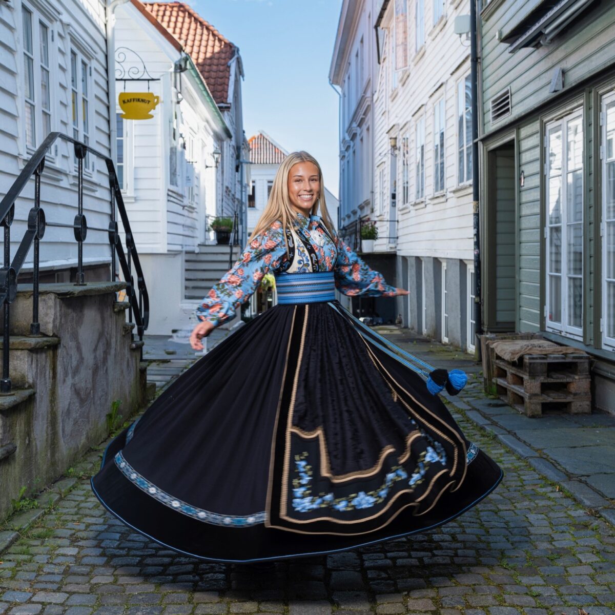 blå bomullsskjorte med røde roser