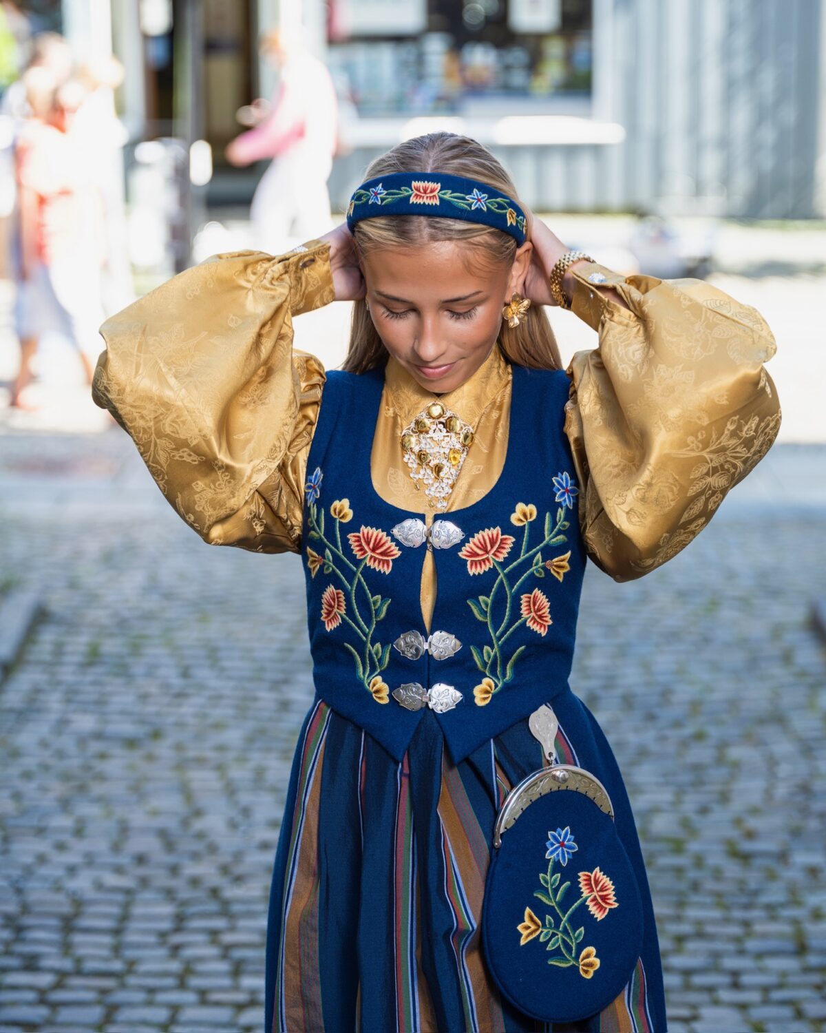 Gullfarget silkekjorte jacquardstoff - Bilde 8